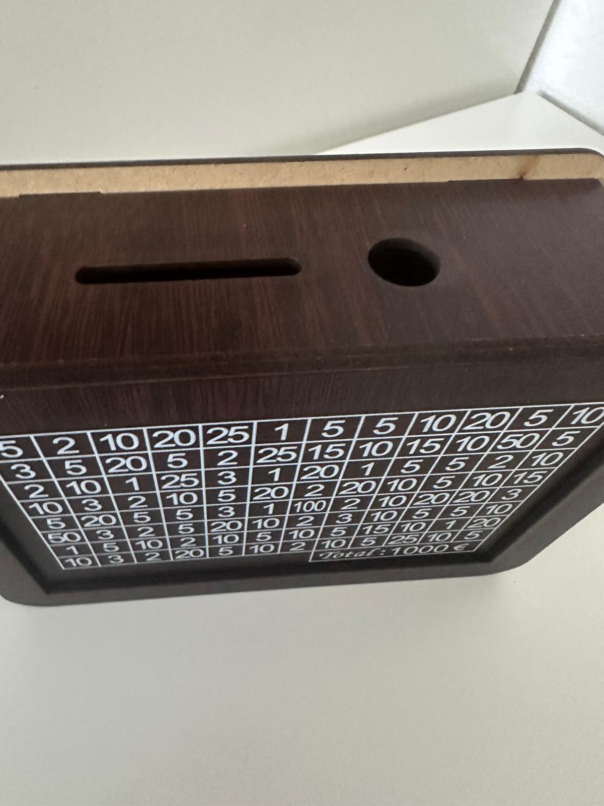 Tirelire en bois artisanale conçue pour l'épargne, avec compteur de buts financiers, idéale comme cadeau