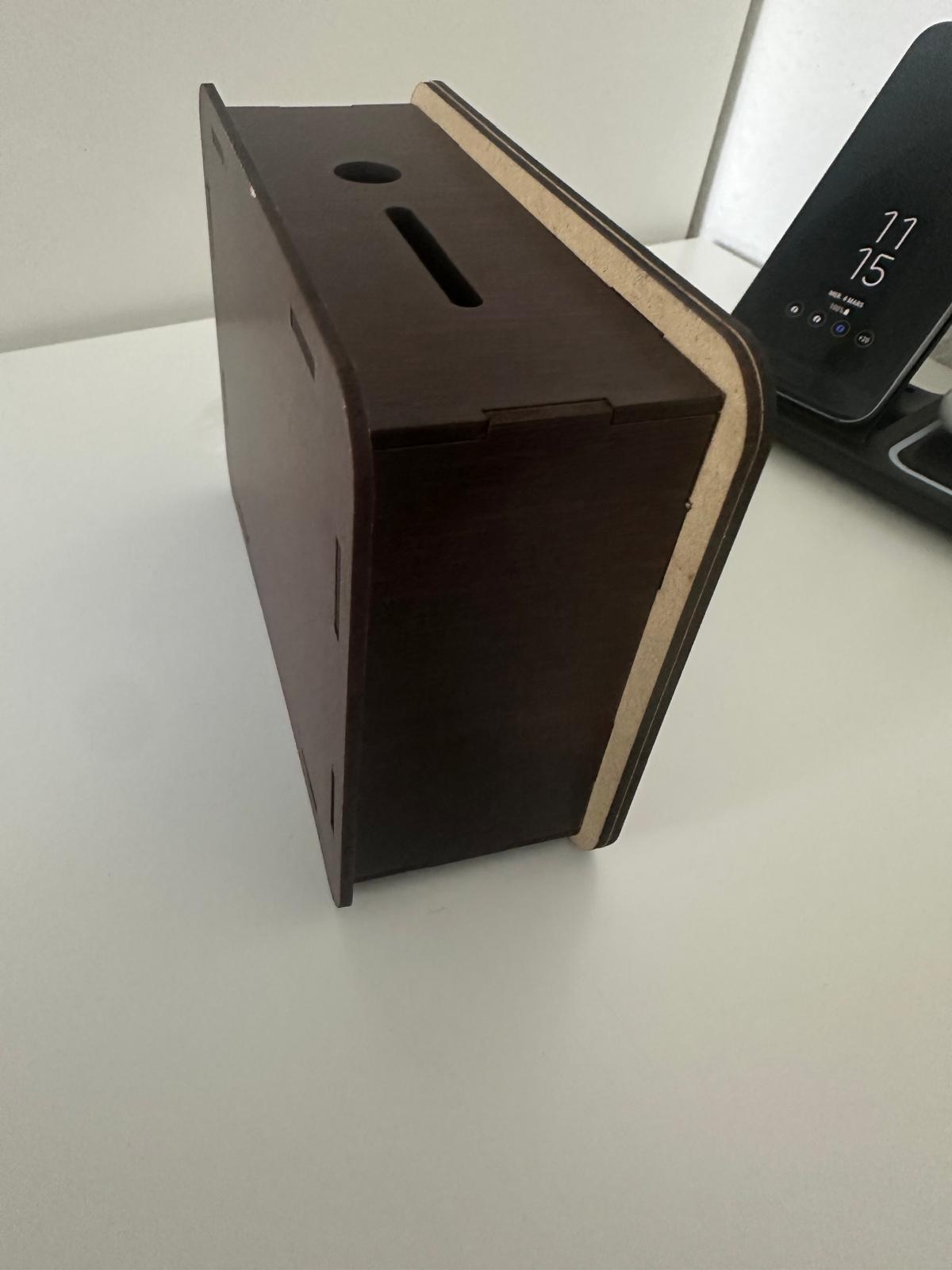 Tirelire en bois artisanale conçue pour l'épargne, avec compteur de buts financiers, idéale comme cadeau