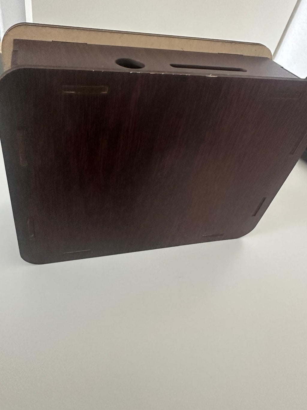 Tirelire en bois artisanale conçue pour l'épargne, avec compteur de buts financiers, idéale comme cadeau