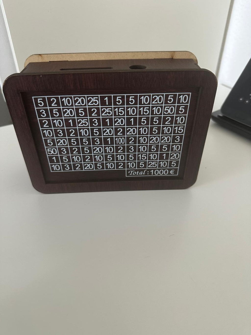 Tirelire en bois artisanale conçue pour l'épargne, avec compteur de buts financiers, idéale comme cadeau